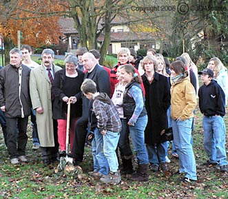 Erster Spatenstich durch Schulleiter Winfried Heger.Bild: A. Bubrowski/CJD Oberurff