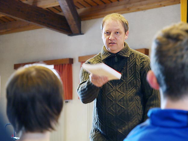 Manfred Theisen adressiert wie im Buch auch bei der Lesung sein Publikum ganz direkt. Bild: BUB / CJD Oberurff