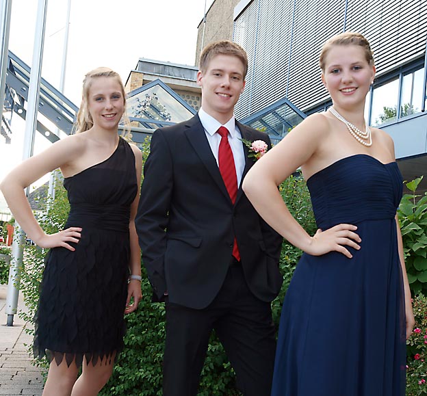 Die Jahrgangsbesten von #Abi2013 (l-r): Ann-Kathrin Dreier (1,3), Fabian Aldinger (1,4), Maleen Ring (1,3). Bild: A. Bubrowski / CJD Oberurff