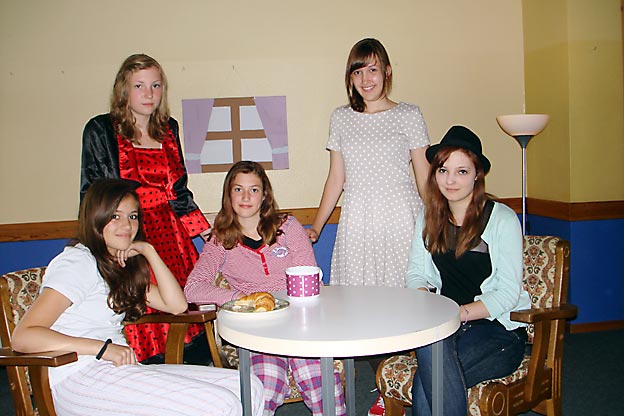 Szenenbild: (v. l.) Lea, Kattarina, Caroline, Christine und Alisa Bild: M. Moniac/CJD Oberurff