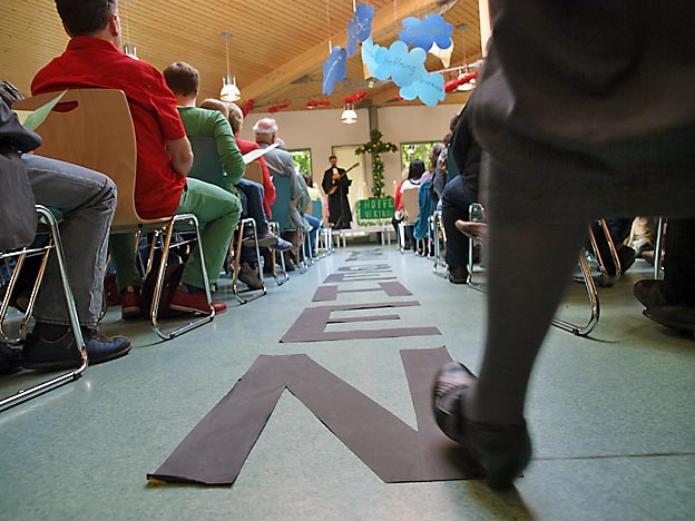 Kein Gehen, kein Weg zum Gehen, so die Warnung von Schulpfarrer Reeh in seiner Predigt anlässlich 60 Jahre CJD Oberurff. Bild: A. Bubrowski/CJD Oberurff