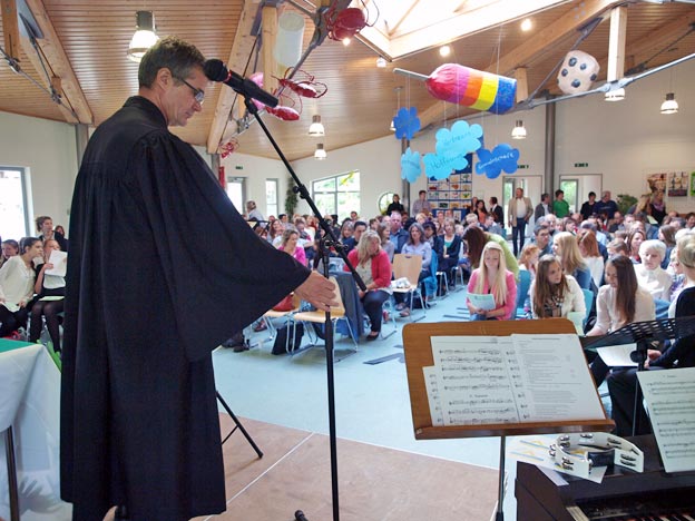 Jugenddorfpfarrer Hans Walther Reeh vor Eröffnung des Jubiläumsgottesdienstes. Bild: A. Bubrowski/CJD Oberurff