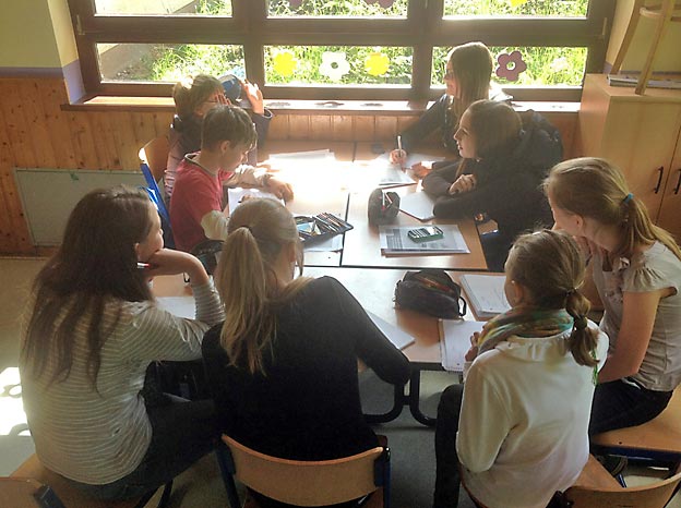 Jüngere und ältere Schüler arbeiten zusammen. Foto: N. Schnetzler/CJD Oberurff