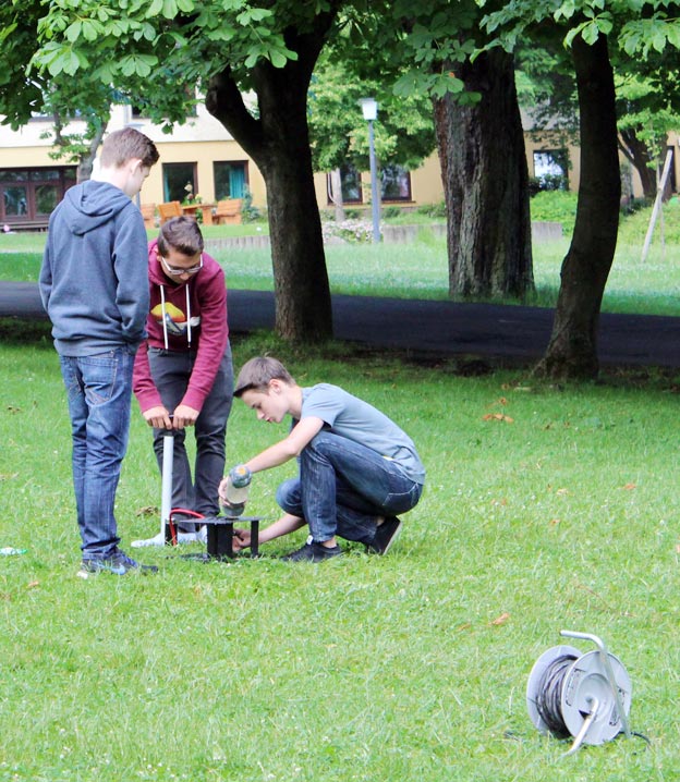 Schüler der 8b bereiten den Start IHRER Rakete vor. Foto: Jonas Neumann/CJD Oberurff