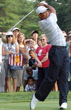 Tiger Woods im Juli 2007. Foto: S. Navy Petty Officer 2nd Class Molly A. Burgess