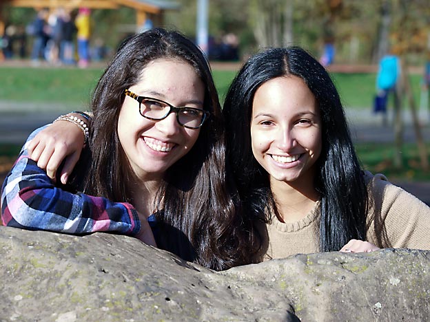 Paula und Valentina (v. r.), nordhessische Schülerinnen der Jahrgangsstufe 11 mit Wurzeln in Kolumbien.Bild: A. Bubrowski/CJD Oberurff