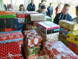 124 bunt verpackten Schuhkartons.Bild: A. Bubrowski/CJD Oberurff