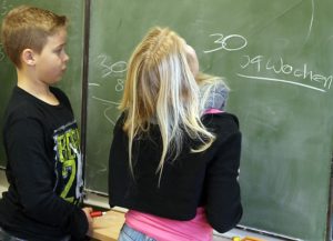 Lukas und Estella beim gemeinsamen Knacken einer Sachaufgabe. Bild: BUB/CJD Oberurff