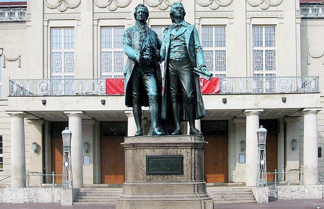 The Goethe and Schiller statue in Weimar, created by Ernst Rietschel (1804–61), unveiled in 1857.Foto: Andreas Trepte