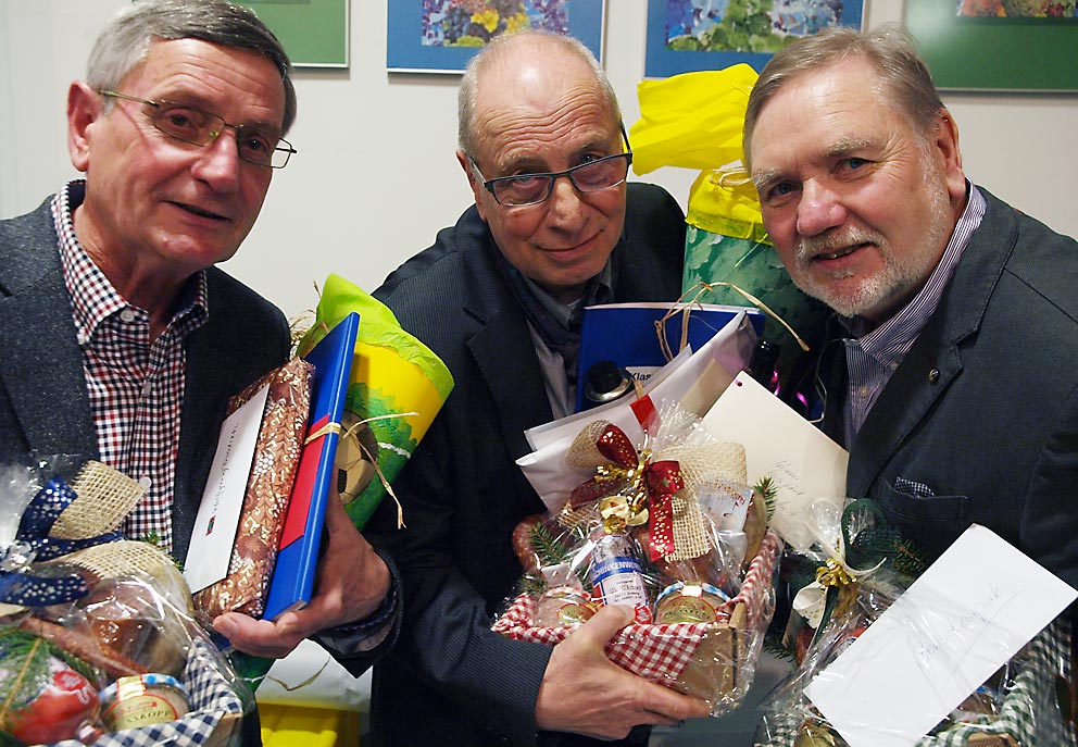 Schulgemeinschaft verabschiedet in den wohlverdienten Ruhestand:Wolfgang Friedrich, WinfriedHeger, Boris Kempiak (v. l.) Bild: A. Bubrowski/CJD Oberurff