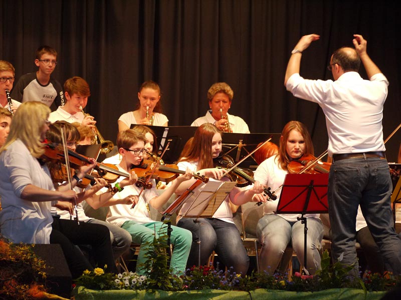 Erst vor kurzem ins Leben gerufen: das rund 20-köpfige Orchester mit seinem Leiter Christoph Heimbucher.Bild: Jonas Knupp/CJD Oberurff