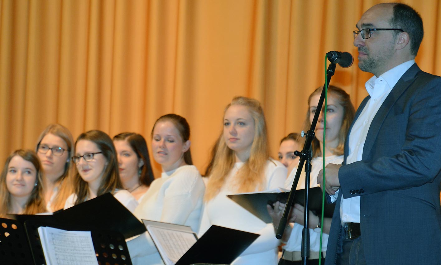 Großer Chor mit Chorleiter Christoph Heimbucher. Foto: privat