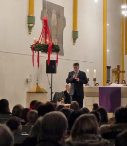 Schulleiter Günter Koch begrüßt die Besucher des Adventskonzerts in Fritzlar. Foto: BUB