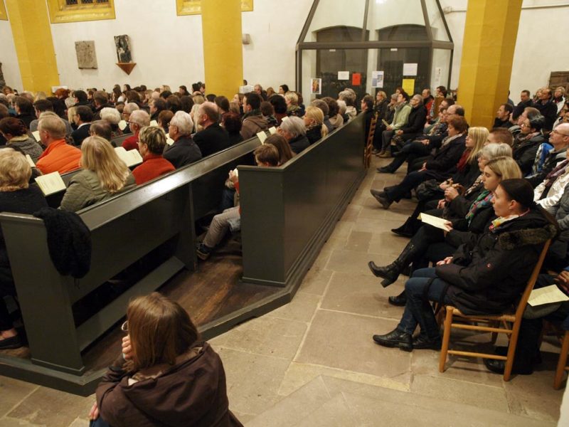 Bis auf den letzten Platz und darüber hinaus ist die Stadtkirche besetzt mit Zuhörern. Bild: A. Bubrowski/CJD Oberurff