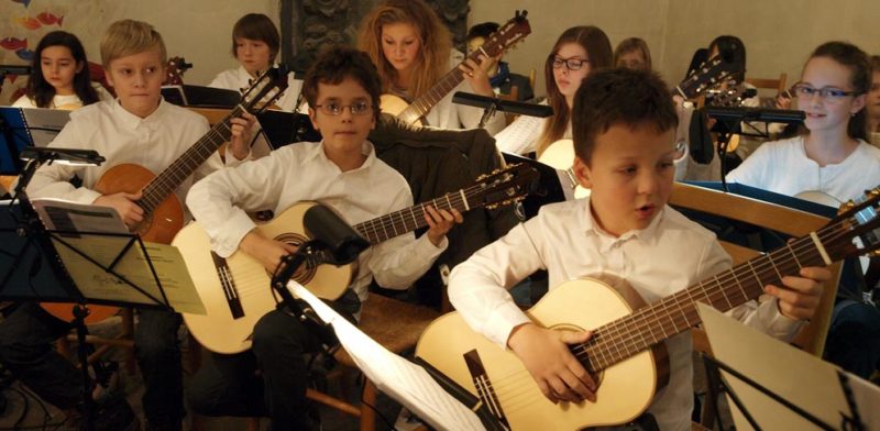 Gitarrenensemble kurz vor dem Einsatz. Bild: A: Bubrowski/CJD Oberurff