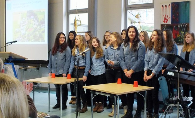 Musikalischer Rahmen mit dem Chor der neunten Klassen. Bild: Malte Horn/CJD Oberurff