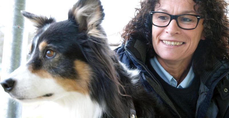 Annette Uhlén, Legasthenietherapeutin nach BVL, mit Hündin Chilly. Bild: A. Bubrowski/CJD Oberurff