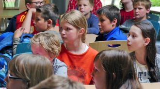 Mitschüler hören gespann zu. Bild: Andreas Bubrowski/CJD Oberurff