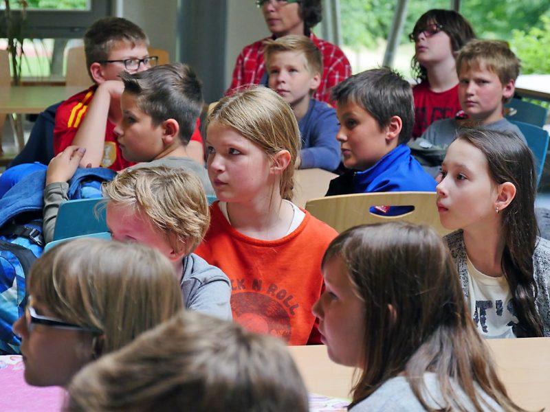 Mitschüler hören gespann zu. Bild: Andreas Bubrowski/CJD Oberurff