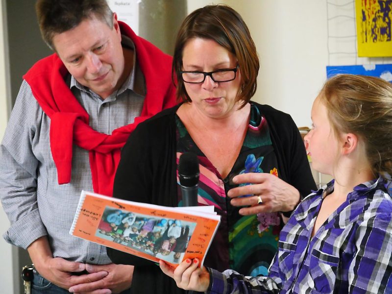 Schulleiter Günter Koch und Deutschlehrerin Birgit Reimer sind beeindruckt. Bild: Andreas Bubrowski/CJD Oberurff