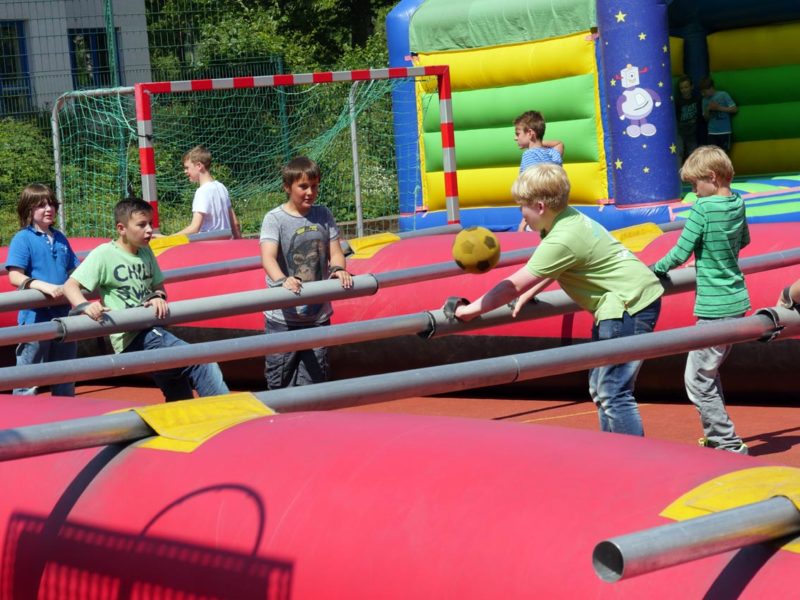 Alle Jungs oben ohne, beim Abistreich und gefühlten 35 Grad Celsius. Bild: A. Bubrowski/CJD Oberurff