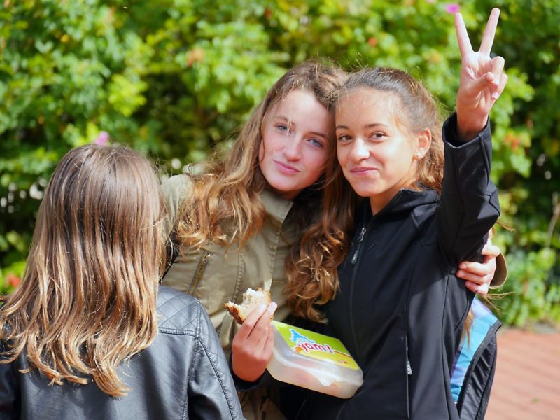 Schuljahr 2015-16: Kaum begonnen, schon sind Mia und Maxi mitten im Schulalltag - und guter Dinge | Bild: Andreas Bubrowski/CJD Oberurff