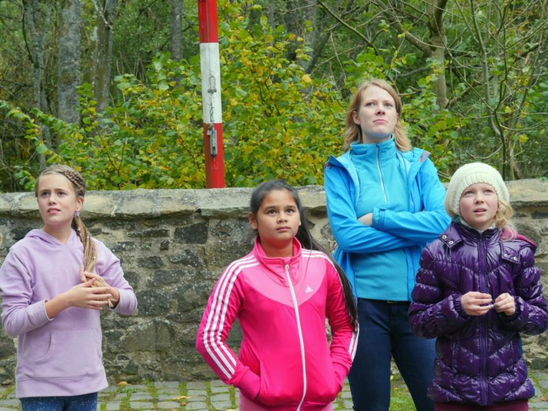 Cool, wie Schülerinnen der 5c gemeinsam mit Klassenlehrerin Sarah Janassek das Geschehen in der Burg checken. Bild: A. Bubrowski/CJD Oberurff