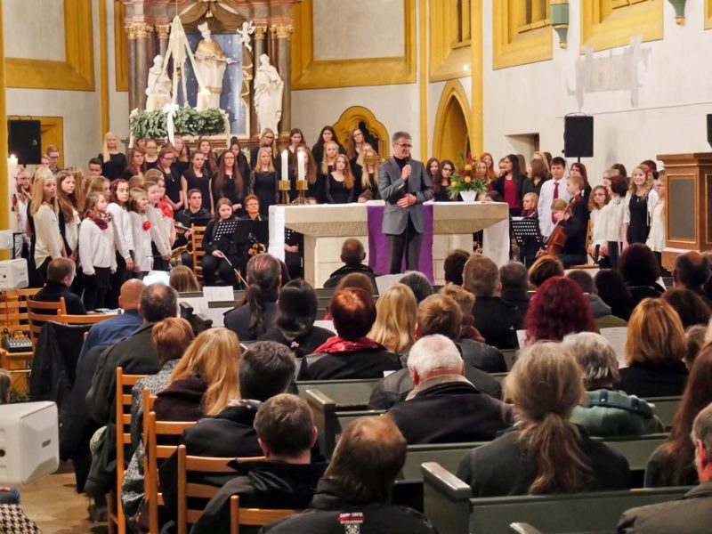 Jugenddorfpfarrer Hans Walther Reeh spendet Gottes Segen | Bild: Andreas Bubrowski/CJD Oberurff