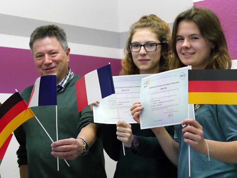 Schulleiter Günter Koch beim Überreichen der Delf Diplome | Bild: A. Bubrowski/CJD Oberurff