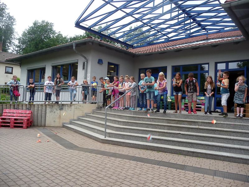 Beim Weitschießen mit selbstgebastelten Raketen | Foto: Christine Schäfer