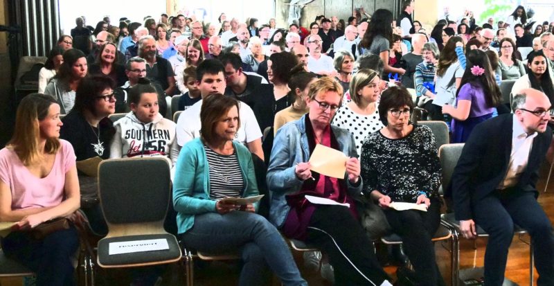 Beim Frühlingskonzert 2018 warteten viele Mütter gespannt auf die Darbietungen ihrer Kinder | Foto: A. Bubrowski/CJD Oberurff