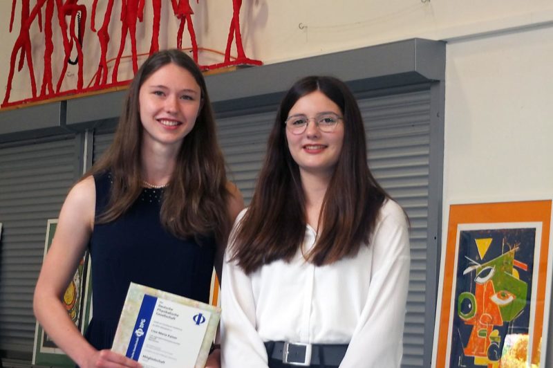 Physik-Preis: Lisa-Marie Kaiser und Theresa Köster | Foto: M. Moniac/CJD Oberurff