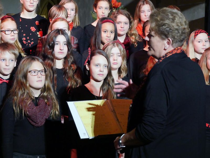 Sabine Schmidt, Leiterin der Musikschule Oberurff, mit den jungen Künstlern des Chores | Foto: A. Bubrowski/CJD Oberurff