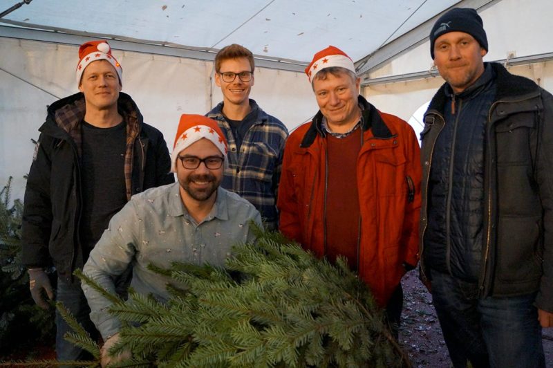 Binnen zwei Stunden gut 200 Weihnachtsbäume verkauft | Foto: LM Meckbach/CJD Oberurff