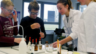 Fachbereich Chemie lädt zum Experimentieren ein | Foto: BUB/CJD Oberurff