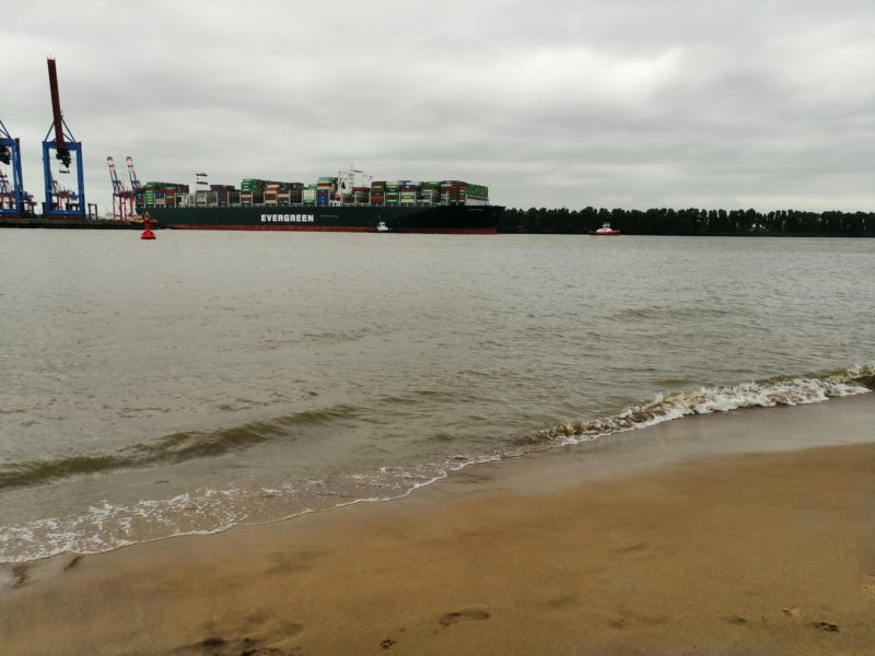 Conntainerschiff auf der Elbe