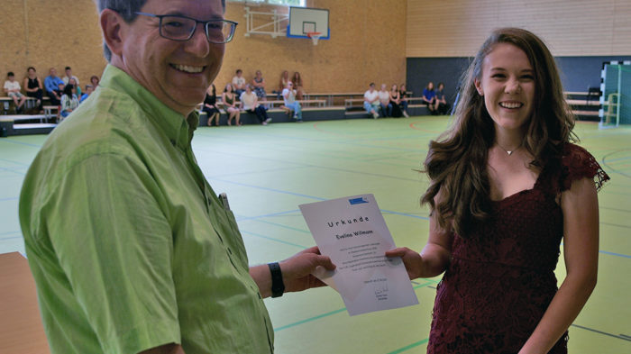 Realschulchef Dirk Müller-Maguhn gratuliert Evelina Willman | Foto: A. Bubrowski/CJD Oberurff