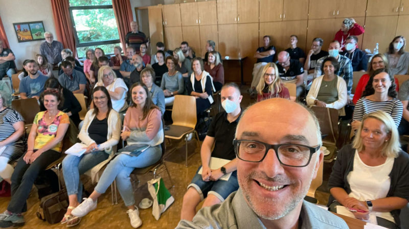 Schulleiter Christoph Heimbucher twittert aus der Schuljahresvorbereitsungskonferenz